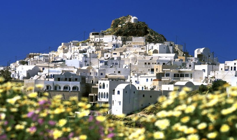 Νησί λουσμένο στο εκτυφλωτικό φως, εξωτικό, με άγρια και συνάμα γαληνεμένη ομορφιά