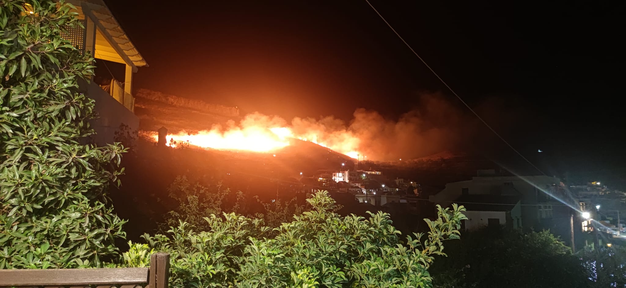 Ξεψύχησε 67χρονος εγκαυματίας από την φωτιά στην Τιθορέα - Διάσπαρτες εστίες στον Ασπρόπυργο