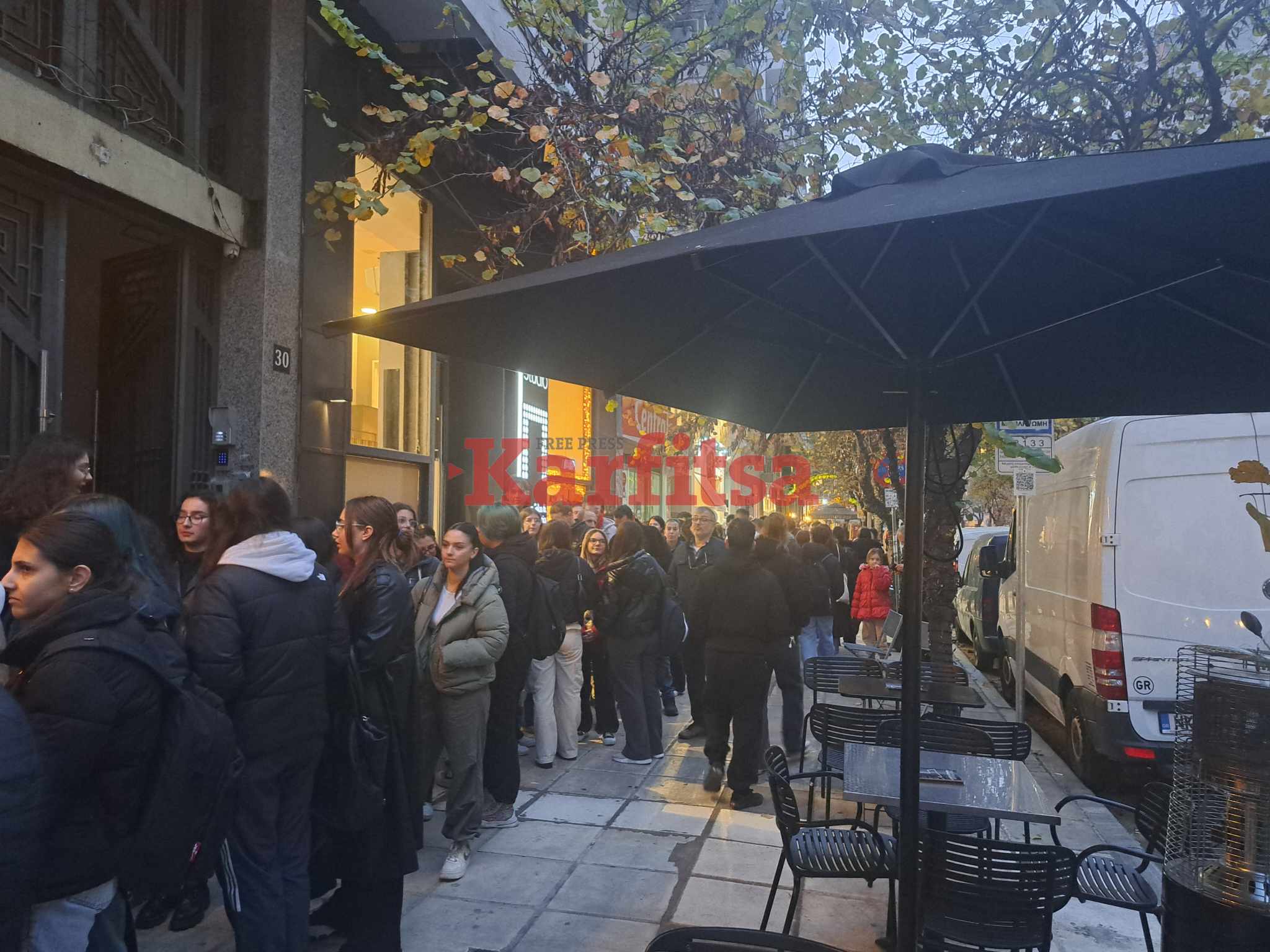 Ελλάδα 2.0 – Ατελείωτες ουρές για ένα δωρεάν μπέργκερ σε φάστ φούντ…