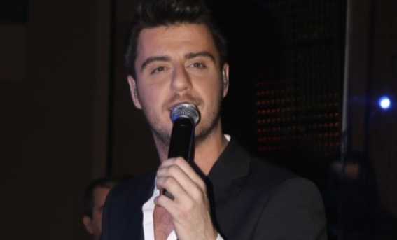 Δίωξη για κακούργημα αντιμετωπίζει ο τραγουδιστής Γιάννης Μπέκας