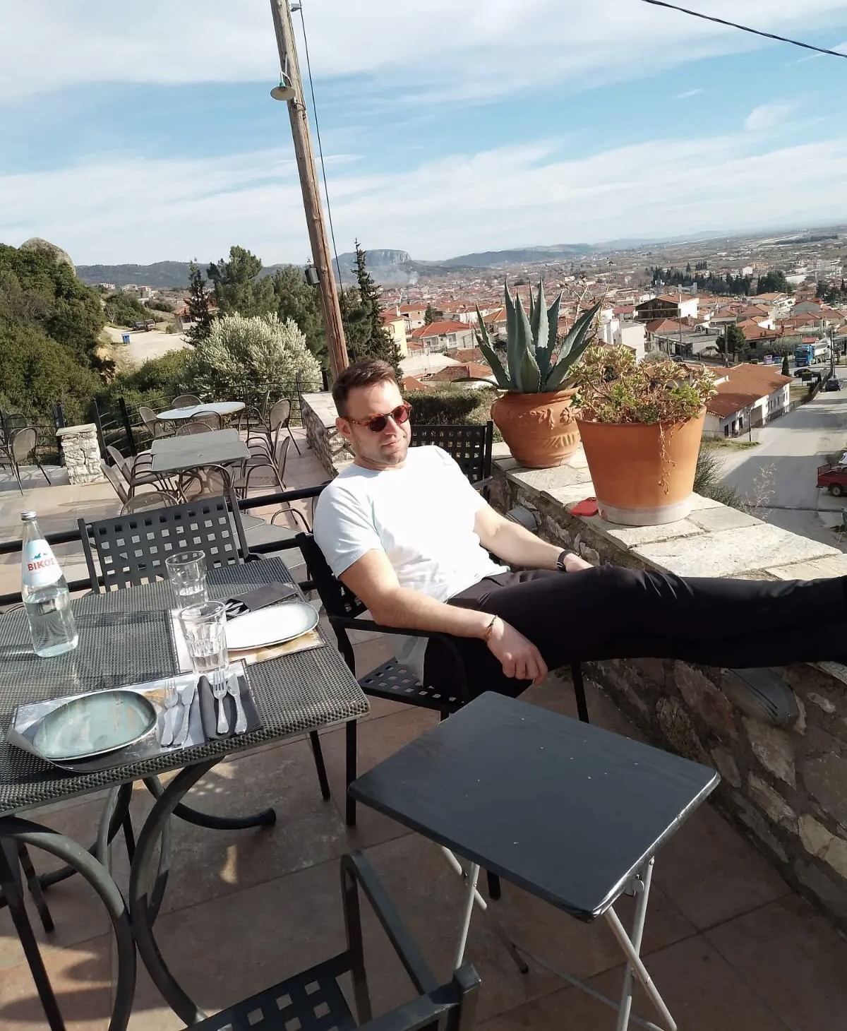 Στιγμές χαλάρωσης για τον Στέφανο Κασσελακη στα Μετέωρα με καλή παρέα 13 IMG 1776