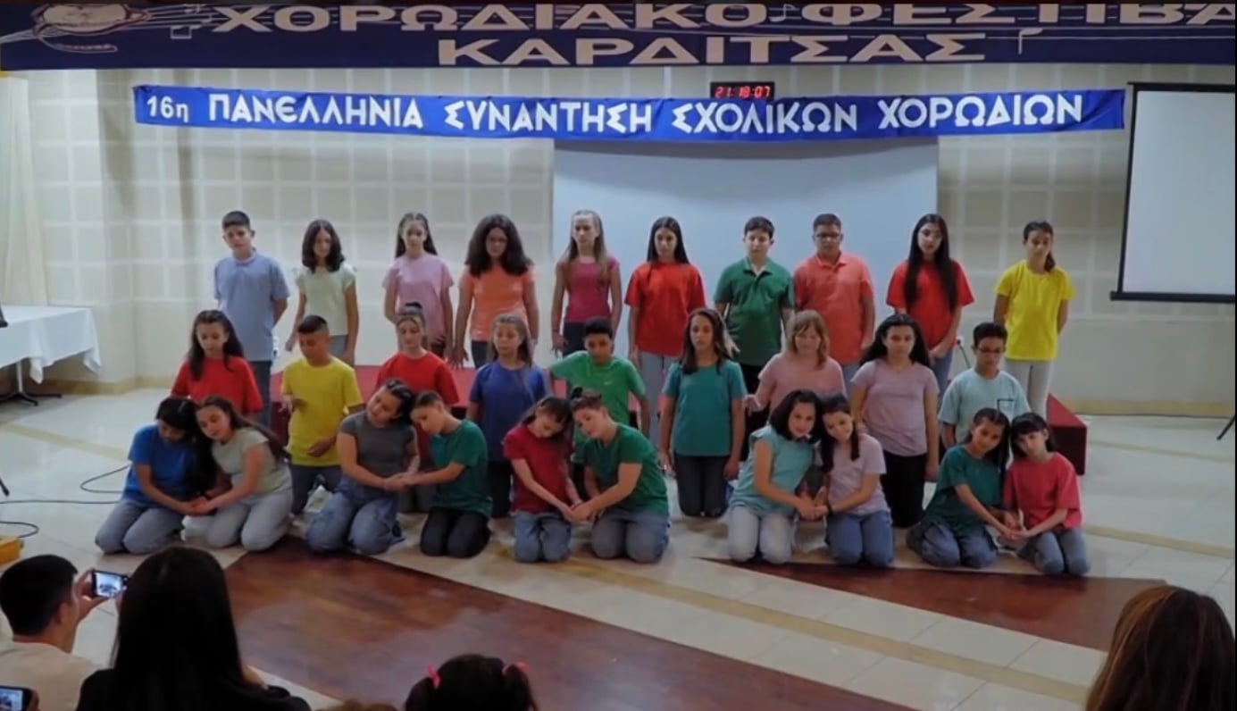 Παιδική Χορωδία συγκινεί τραγουδώντας κατά της παιδικής κακοποίησης το τραγούδι "Ταυτότητα κι Επάγγελμα Παιδί"
