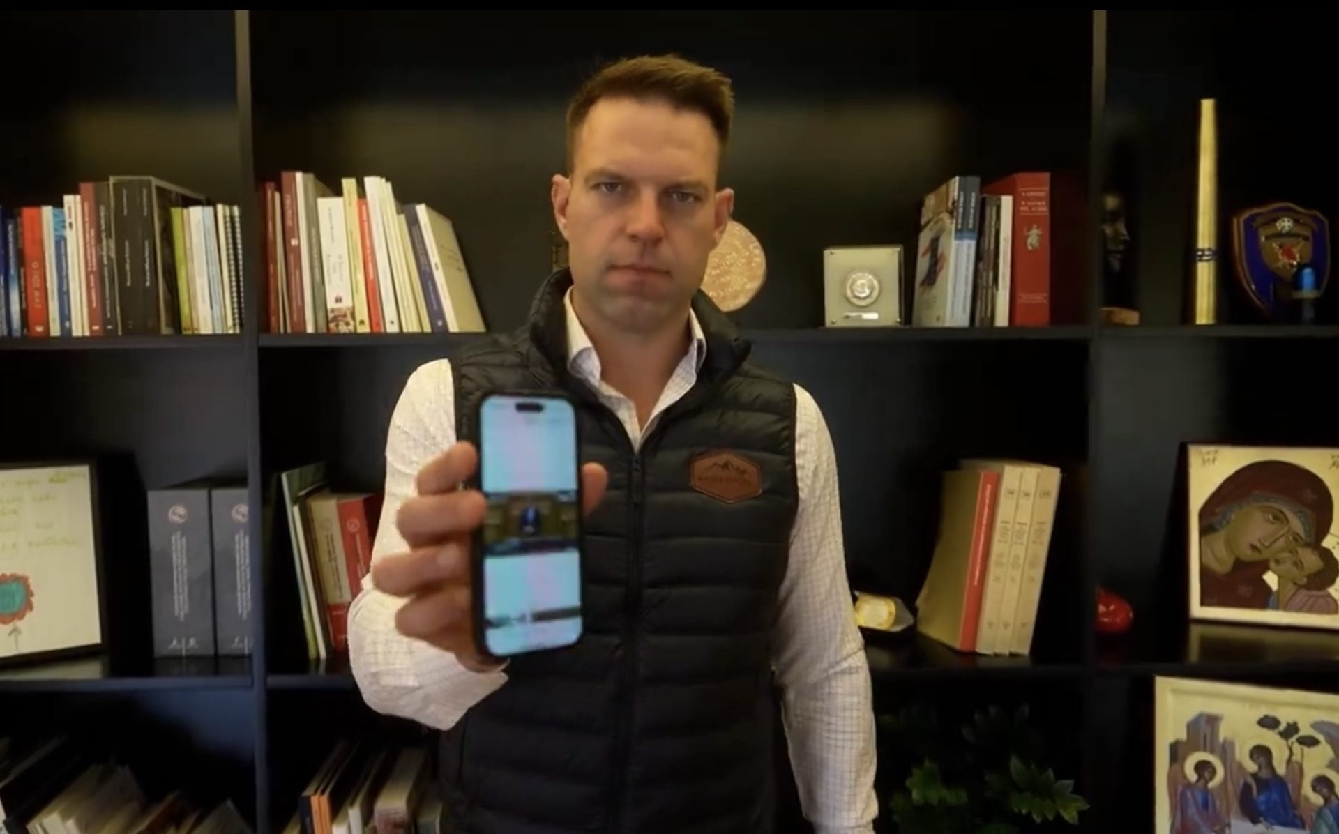 Μεγάλη Πέμπτη: Το βιντεο του Στέφανου Κασσελακη με δυο εικόνες στο φόντο 6 IMG 6806