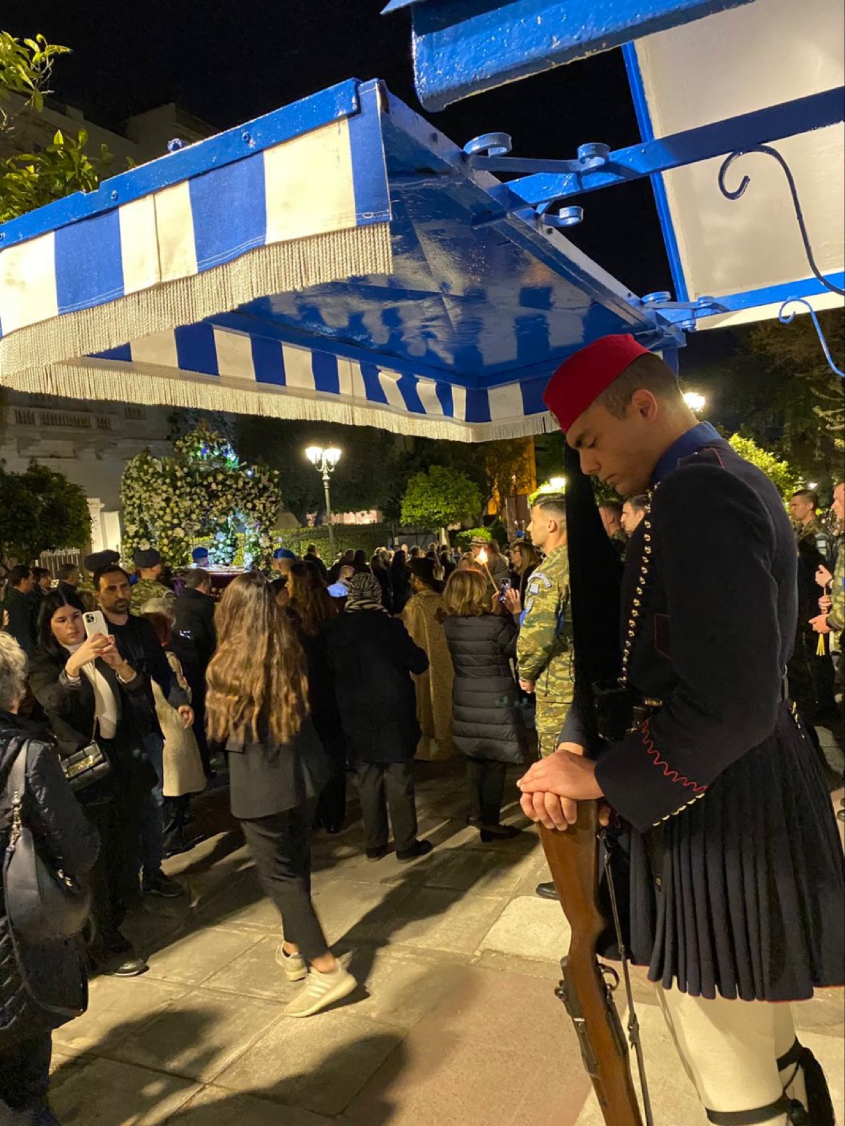 Δέος: Ο εύζωνας σκύβει ευλαβικά το κεφάλι, σταυρώνει τα χέρια και ακουμπάει την κάνη του όπλου του στη γη 6 IMG 6890