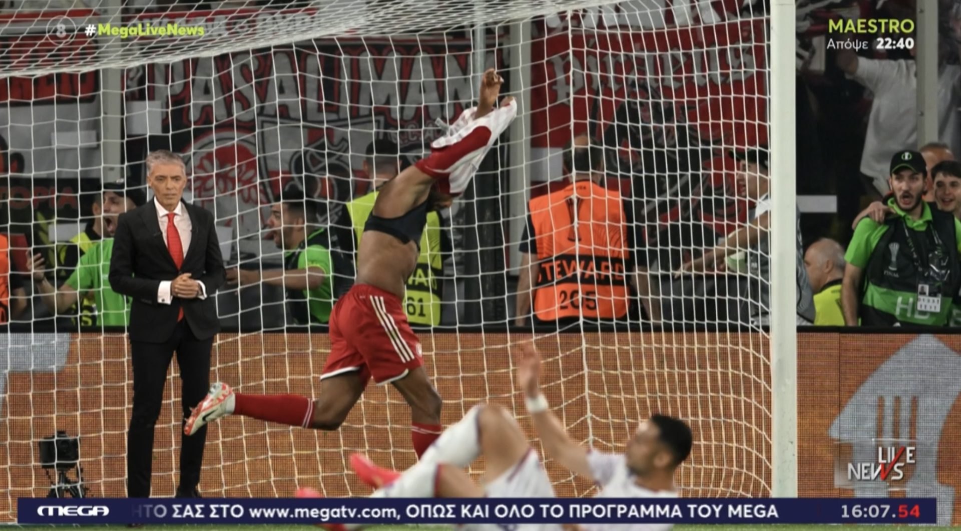 Σκόραρε και ο Νίκος Ευαγγελατος στον αγώνα του Ολυμπιακού 9 IMG 8622