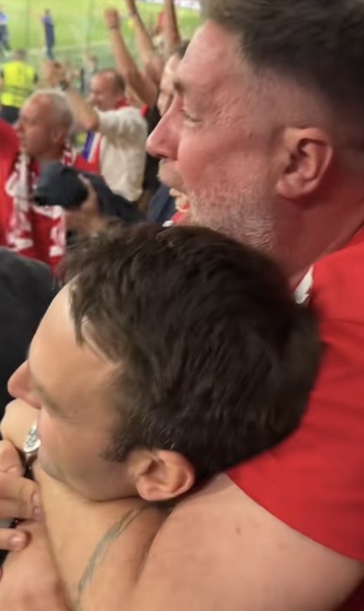 Πως θα αντιδρούσαν οι σωματοφύλακες του Μητσοτακη αν καποιος τον έσφιγγε οπως ο κύριος στο γήπεδο τον Κασσελακη; 6 IMG 8635