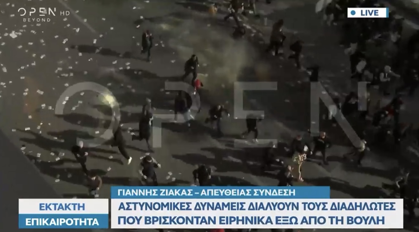 Άφωνοι στο Open με την προσπάθεια των αστυνομικών να διαλύσουν την ειρηνική διαδήλωση των πολιτών που επέστρεψαν στο Σύνταγμα