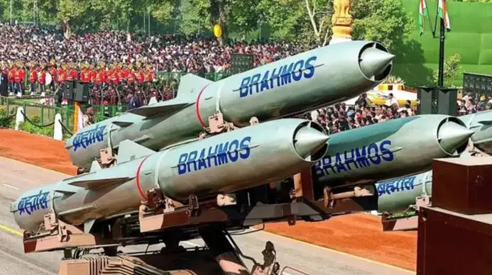 Πύραυλος BrahMos: Η Ινδία εγκαινιάζει το μεγαλύτερο ρωσικό εργοστάσιο όπλων στο έδαφός της