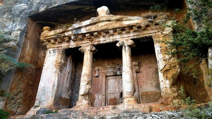 Ο τάφος του Αμύντα - Ένας αρχαίος Ελληνικός τάφος λαξευμένος σε βράχο στην αρχαία Τελμησσό, στη Λυκία