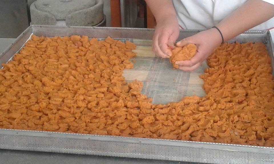 Ο θρακιώτικος τραχανάς: Η διαδικασία παρασκευής του διαρκούσε αρκετές μέρες, καθότι ήθελε ζύμωμα και ξανά ζύμωμα και μάζεμα και κόψιμο και άπλωμα και τρίψιμο και στέγνωμα 8 IMG 2505