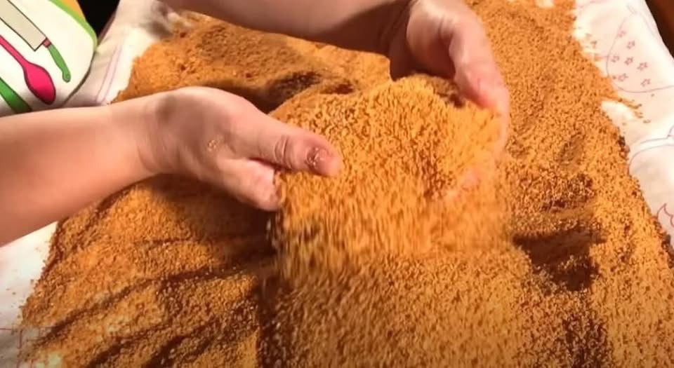 Ο θρακιώτικος τραχανάς: Η διαδικασία παρασκευής του διαρκούσε αρκετές μέρες, καθότι ήθελε ζύμωμα και ξανά ζύμωμα και μάζεμα και κόψιμο και άπλωμα και τρίψιμο και στέγνωμα 9 IMG 2506