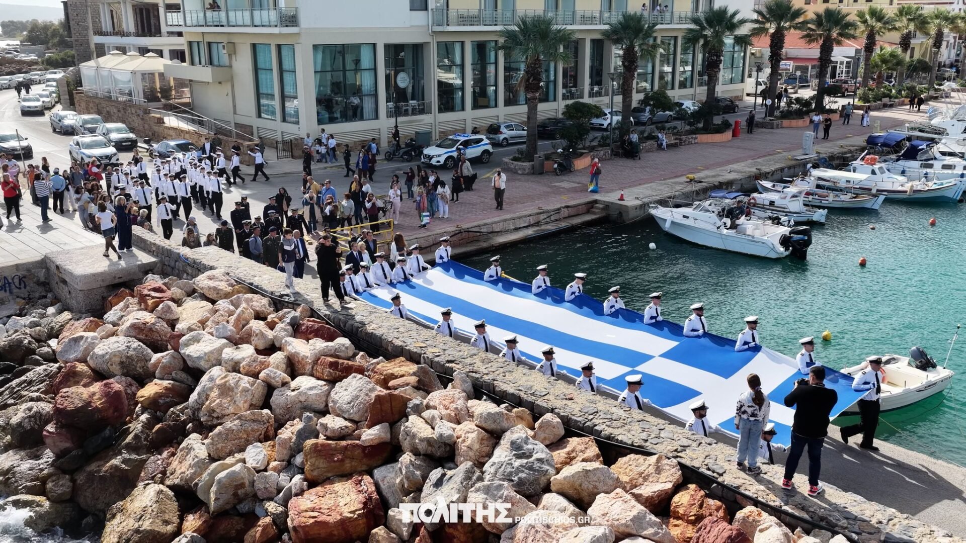 Υψώθηκε στο λιμάνι της Χίου η τεράστια ελληνική σημαία, για την εθνική εορτή της 28ης Οκτωβρίου 6 IMG 7640