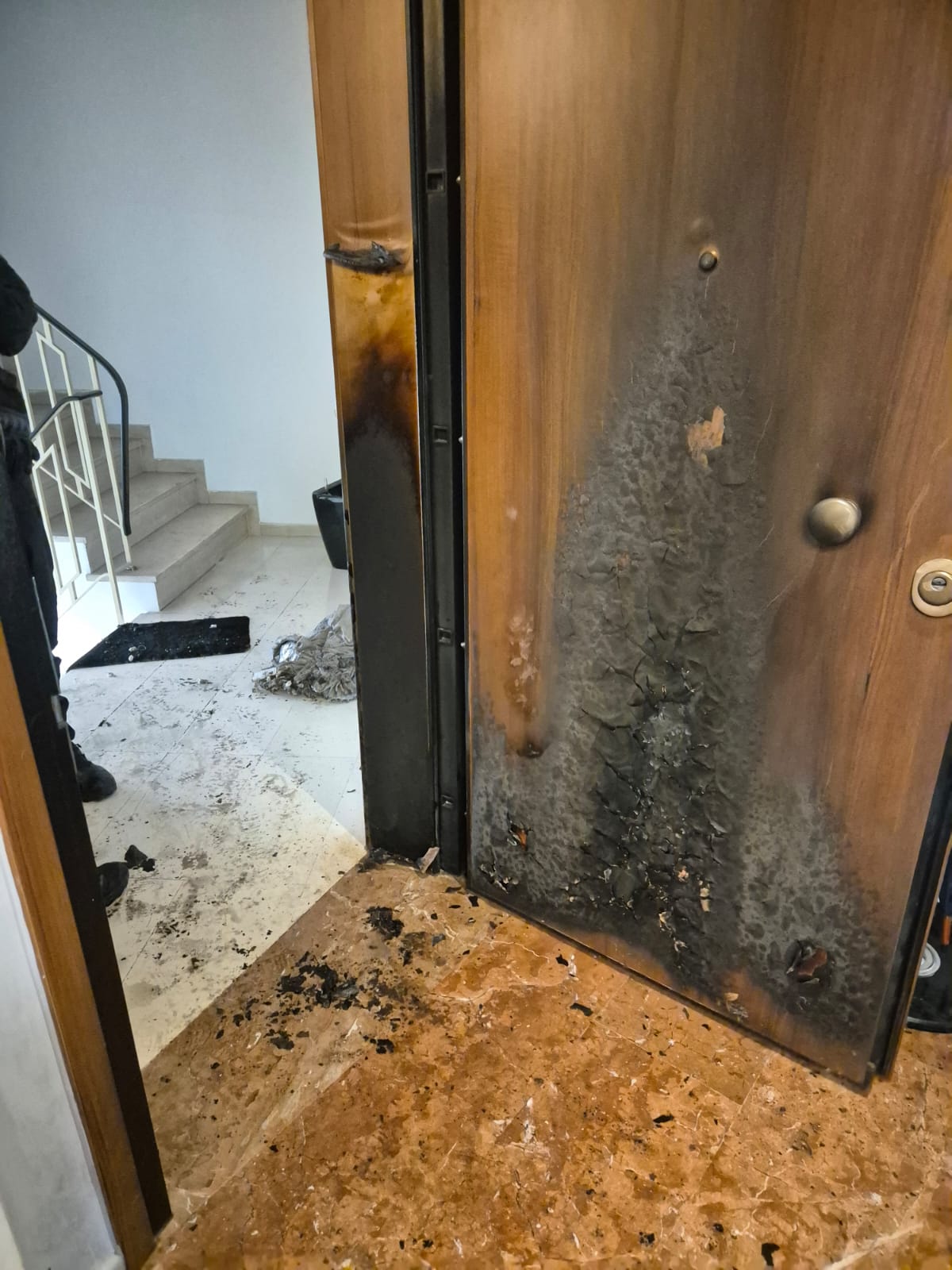 Επίθεση στο γραφείο του Χάρη Θεοχαρη 8 IMG 7753