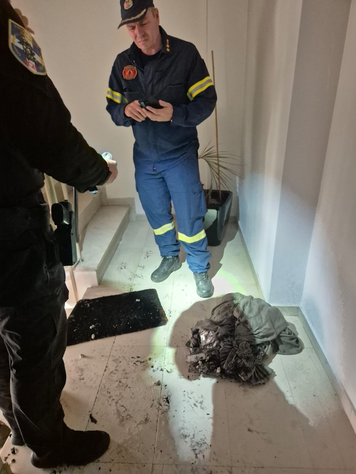 Επίθεση στο γραφείο του Χάρη Θεοχαρη 10 IMG 7755