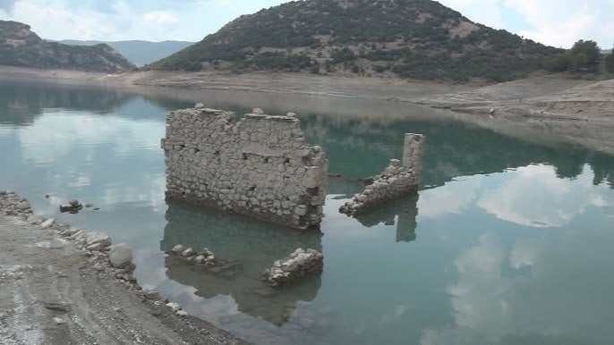 Το «προλαμβάνειν» φαίνεται πως έχει πάει προ πολλού περίπατο στην ύδρευση διότι το νεράκι στους ταμιευτήρες δεν μειώθηκε πρόσφατα αλλά από παλιά υπήρχαν ανταποκρίσεις για μείωση της στάθμης του νερού αυτών