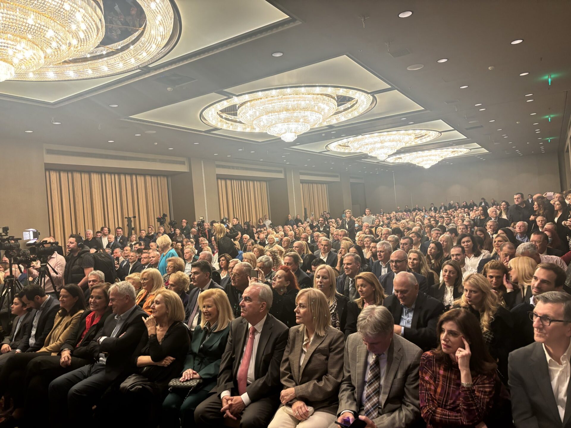 Κατενθουσιασμένος ο Ανδρέας Λοβερδος με το βιβλίο του Αδωνι Γεωργιάδη: Στην πρώτη γραμμή της παρουσίασης, βάραγε παλαμάκια με πάθος 11 IMG 9448