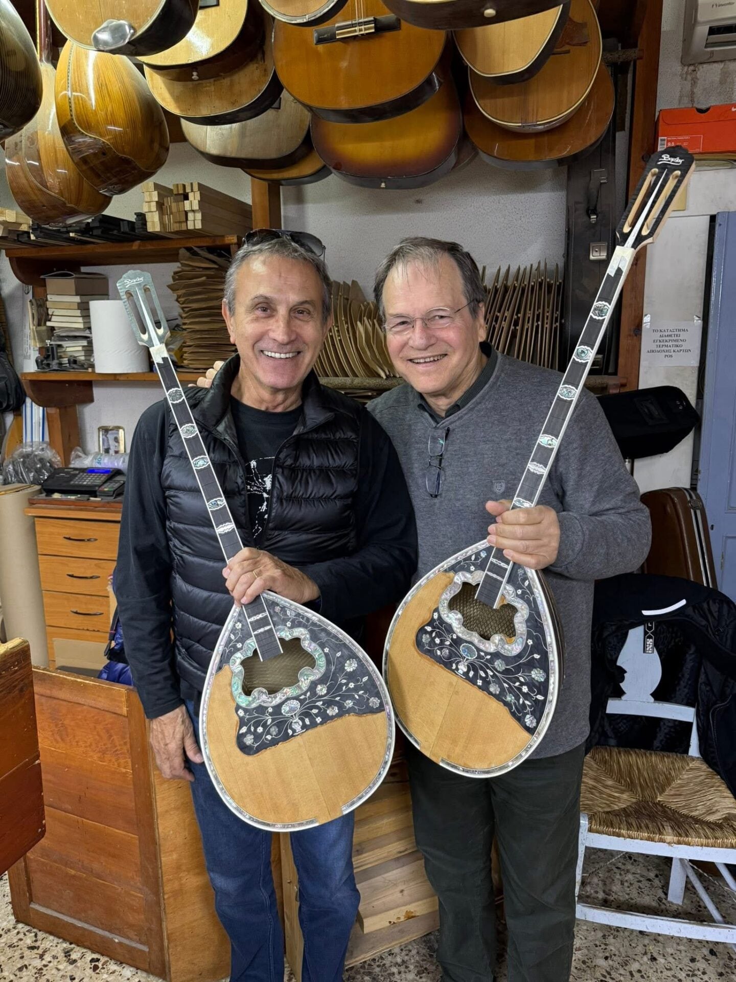 Home 84 Χριστουγεννιάτικη συνάντηση κορυφής: Γιώργος Νταλαρας και Χρήστος Νικολοπουλος στο οργανοποιειο του Βαρλα