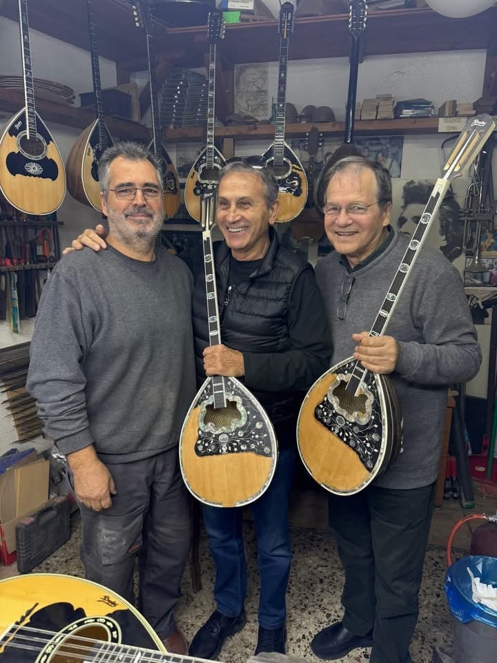 Χριστουγεννιάτικη συνάντηση κορυφής: Γιώργος Νταλαρας και Χρήστος Νικολοπουλος στο οργανοποιειο του Βαρλα 8 IMG 0456