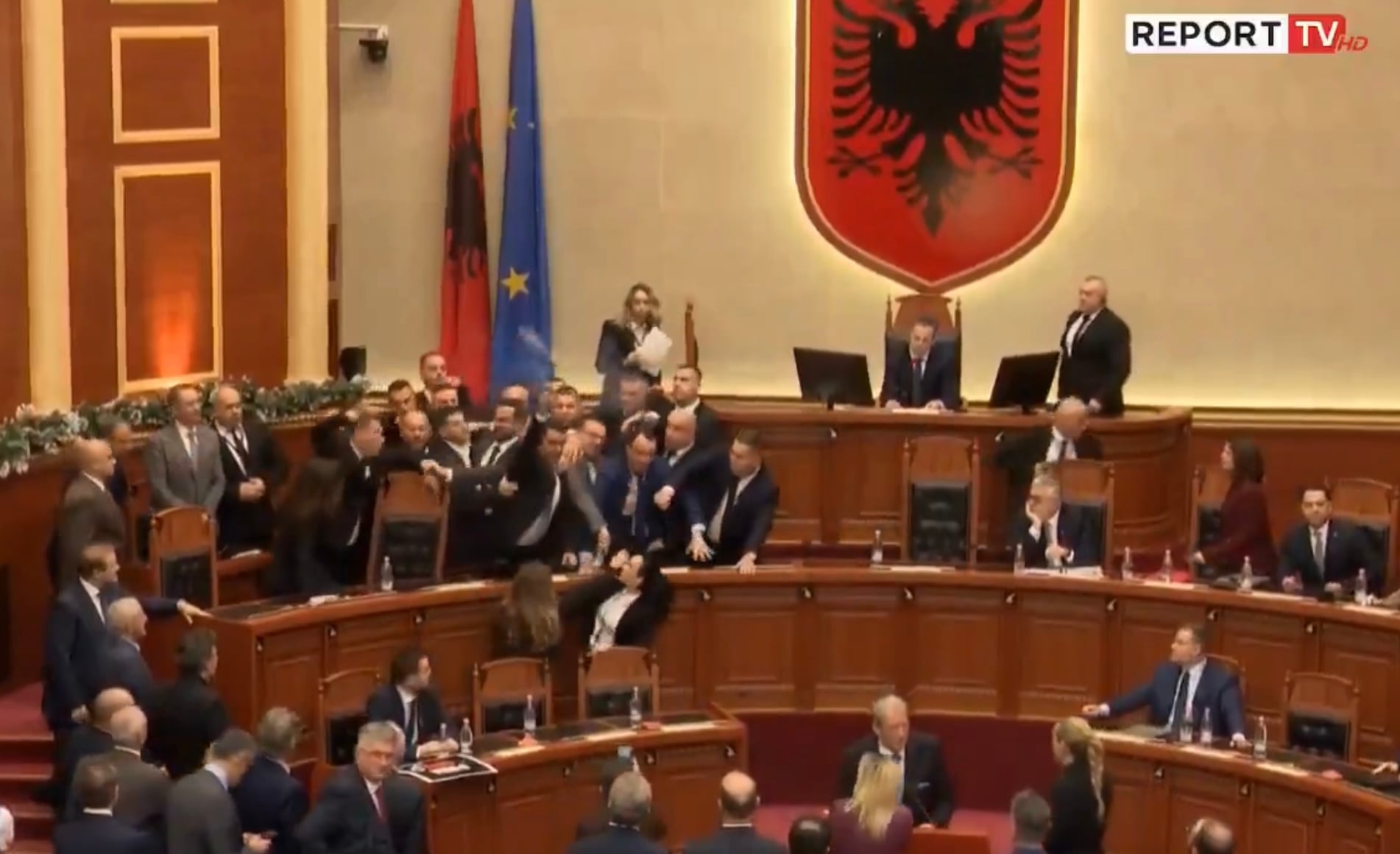 Home 86 Χάος στο κοινοβούλιο της Αλβανίας την ώρα που τα δουλικά του Σόρος στην Ευρώπη κάνουν τα στραβά μάτια στα αίσχη του ναρκέμπορα…