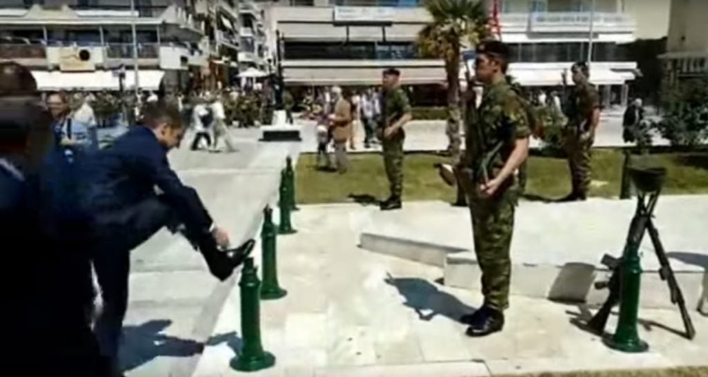 Ο λόγος που ο Μητσοτάκης επιλέγει τα παντοφλε υποδήματα