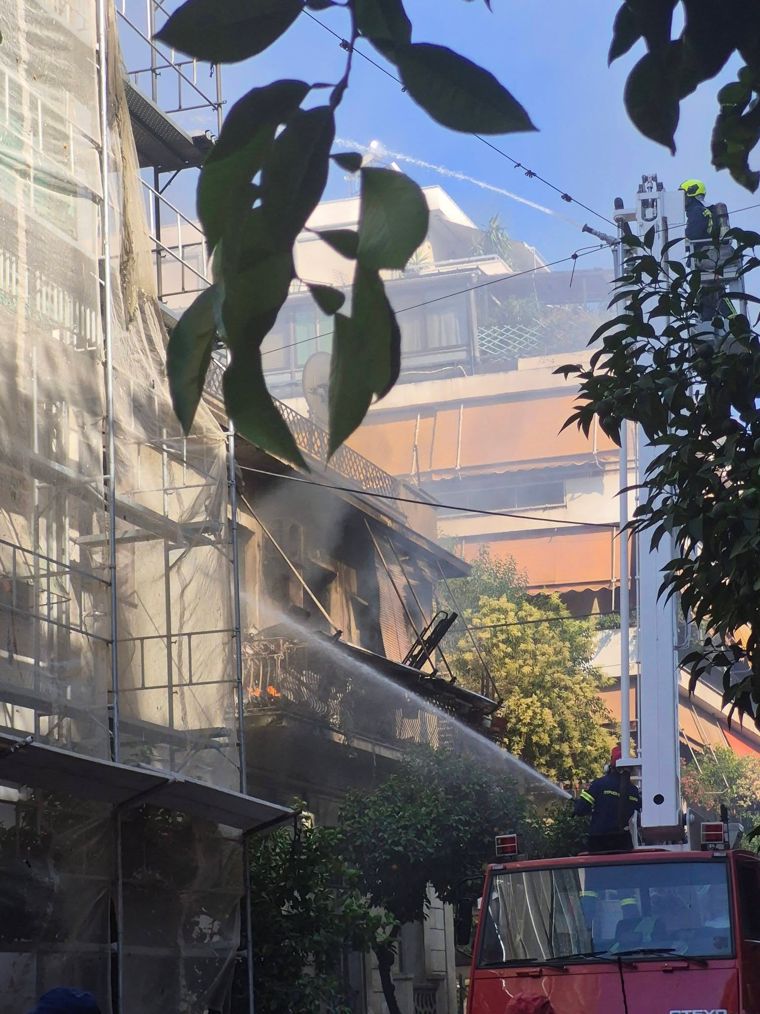 Τεράστια φωτιά στην Καλλιθέα:  Γυναίκα σώθηκε την τελευταία στιγμή πηδώντας από το μπαλκόνι