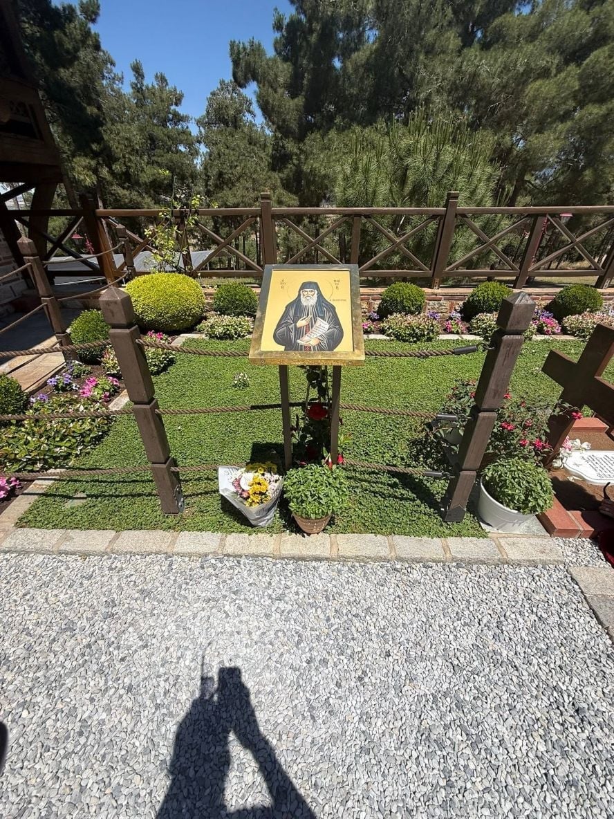 Πλήθος πιστών στη Σουρωτή για τον Άγιο Παϊσιο 32 χρόνια μετά την εκδημία του 9 IMG 8919