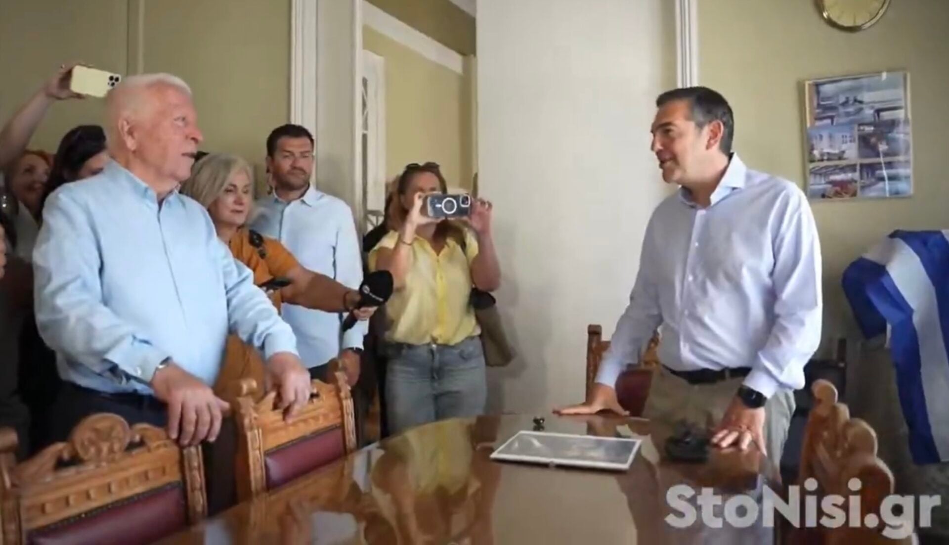 Θερμή υποδοχή του Περιφερειάρχη Β. Αιγαίου Κώστα Μουτζούρη στον Αλέξη Τσίπρα