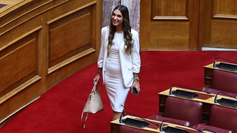Σάλος με την δυναμική  Μυρτω Κοροβεση που ορκίζεται βουλευτής - Σε ποιο κόμμα θα ανήκει