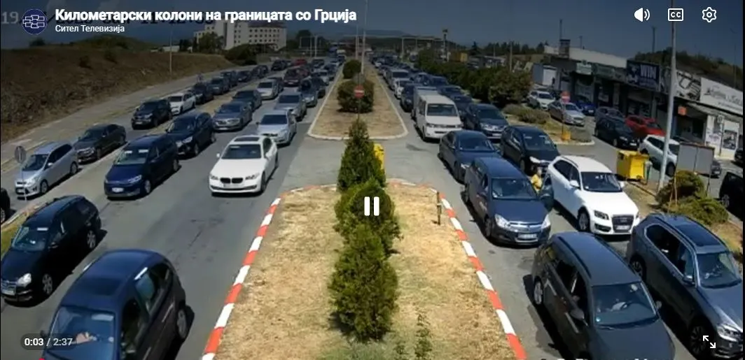 Φάλαγγες χιλιομέτρων στα σύνορα με την Ελλάδα, ο καύσωνας ανάγκασε τους Σκοπιανούς να αναζητήσουν ασφάλεια στη θάλασσα