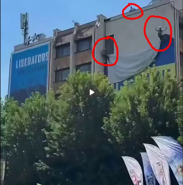 Οι Αλβανοί στο Κοσσυφοπέδιο κατέβασαν το πανό «Ελεύθερη Ουκρανία» μετά τις δηλώσεις Ζελένσκι