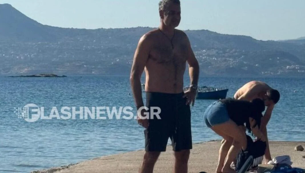 Σούπερ Κυριάκος: Ξεπέρασε τον τραυματισμό του από την πτώση με το ποδήλατο ο πρωθυπουργός και επέστρεψε στις παραλίες
