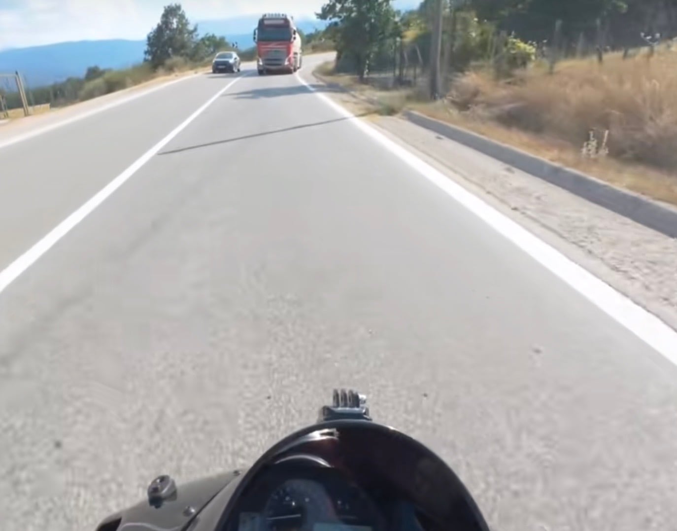 Μοτοσικλετιστής αντιμέτωπος με νταλίκα σε παράνομη προσπέραση: Παραλίγο να πεθάνουμε