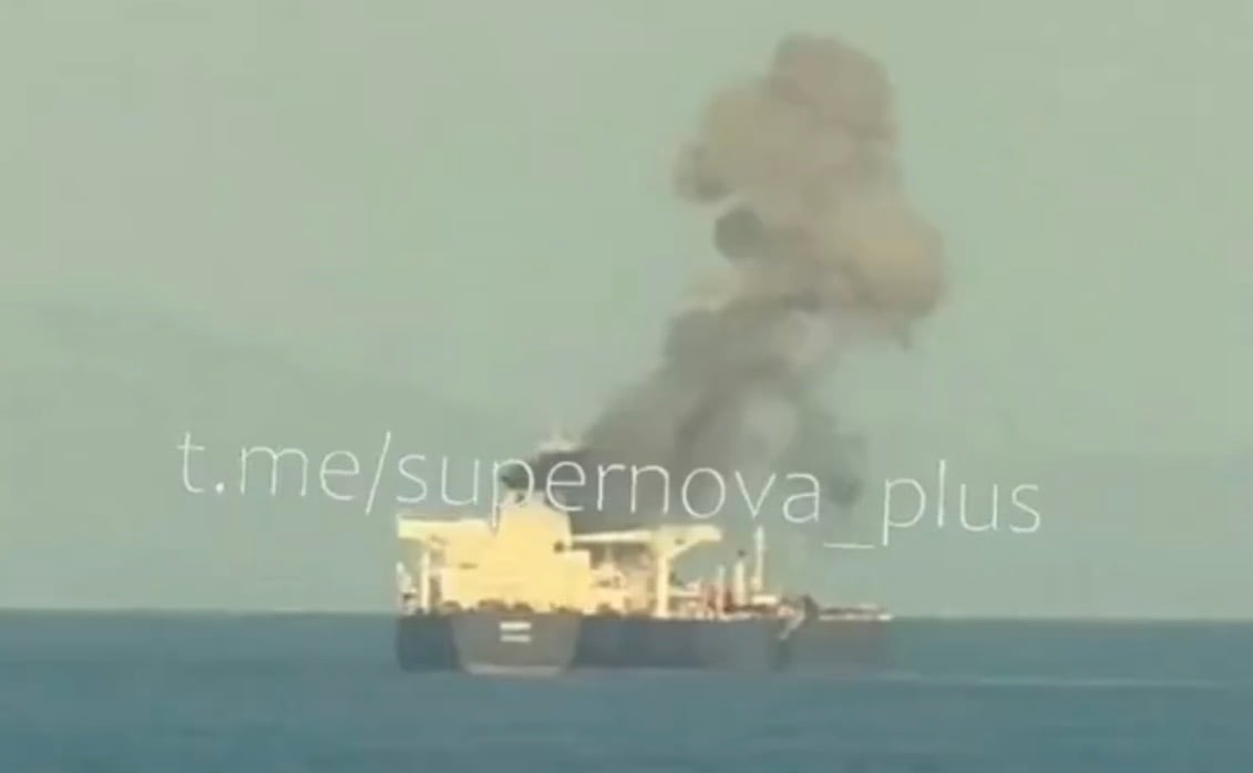 Η στιγμή που το ελληνικό δεξαμενόπλοιο ΣΚΥΡΟΣ δέχτηκε επίθεση κοντά στο λιμάνι του Novorossiysk