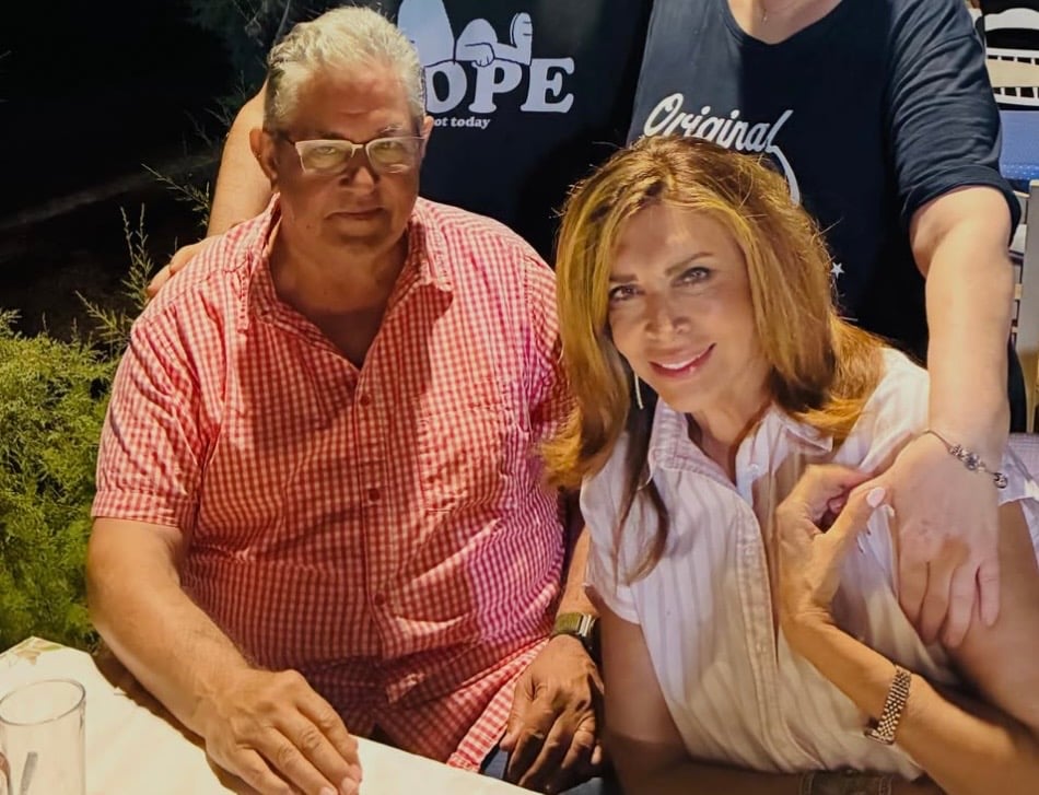 Σάλος με την καλοκαιρινή φωτογραφία της Ντενίση με τον Κουτσούμπα