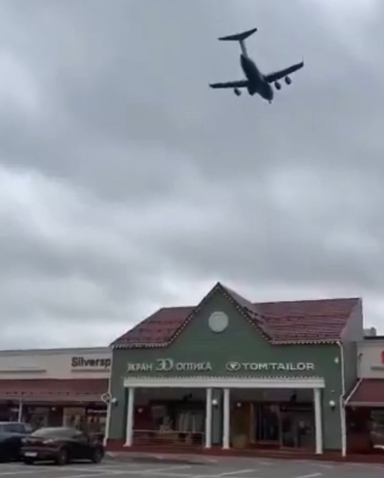 Εξαιρετικά σημαντική άφιξη αμερικανικού C-17 στο αεροδρόμιο της Μόσχας