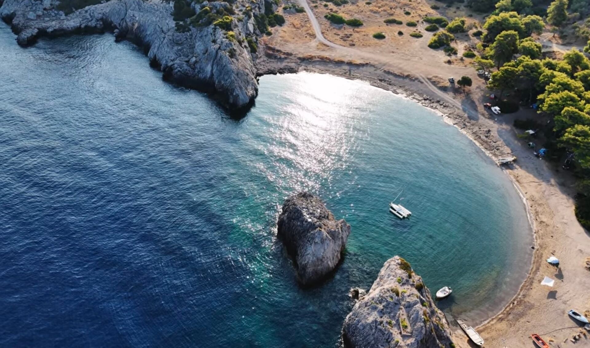 Μυλοκοπή: Η παραλία κοντά στην Αθήνα που μοιάζει με εξωτικό νησί
