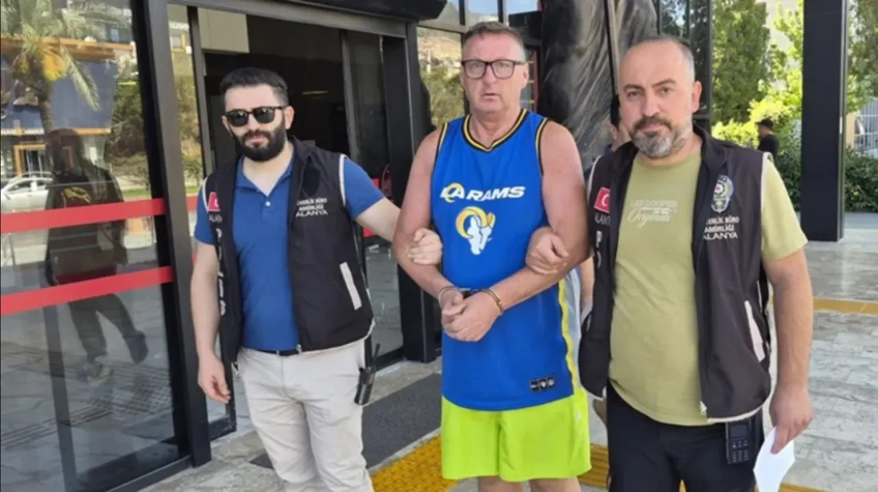 Τουρκία: Εγγλέζος έφτυσε επιδεικτικά την τουρκική σημαία