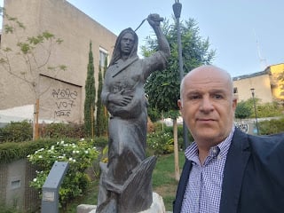 Στο μνημείο της ηρωίδας Μανιάτισσας  στα «Μανιάτικα» Πειραιά !