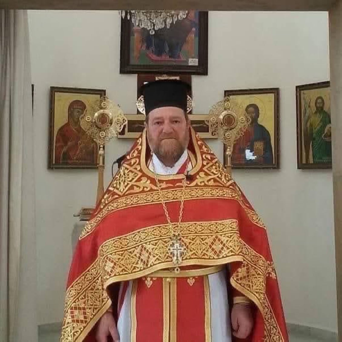 Ανάρτηση του Πατρός Φάντι Σανκάρι της Εκκλησίας των Αγίων Πέτρου και Παύλου στη Χριστιανική πόλη Suqaylabiyah της Συριάς που δέχεται την επίθεση των ισλαμοφασιστών του Τζολάνι