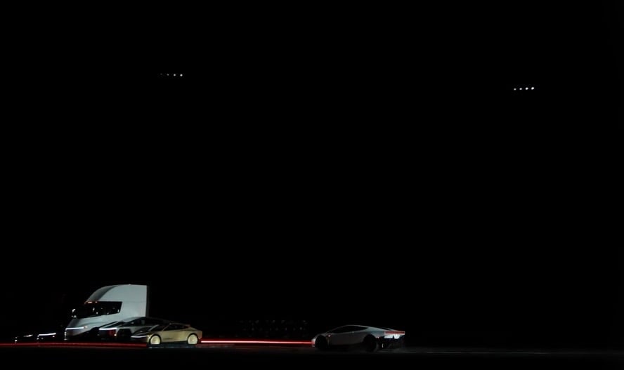 Το νέο Roadster της Tesla εντυπωσίασε με περιστροφές και προωθητήρες, ενώ παρουσιάστηκαν εκδόσεις με προκαταβολές έως 250.000 δολάρια