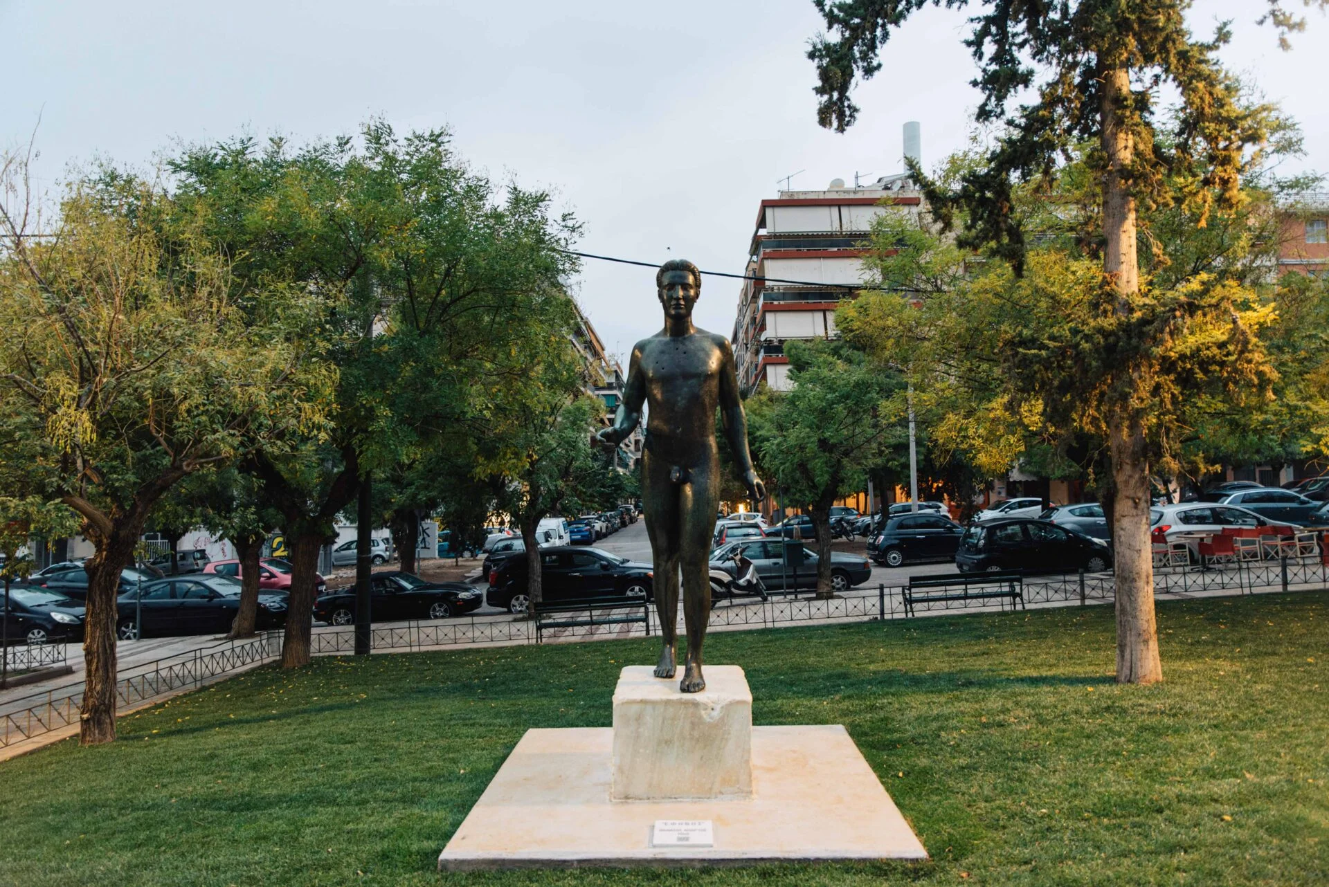 Ο εμβληματικός «Έφηβος» βρήκε ξανά τη θέση του – Δούκας: «Η μνήμη της Αθήνας αξίζει να έχει θέση στις πλατείες μας»