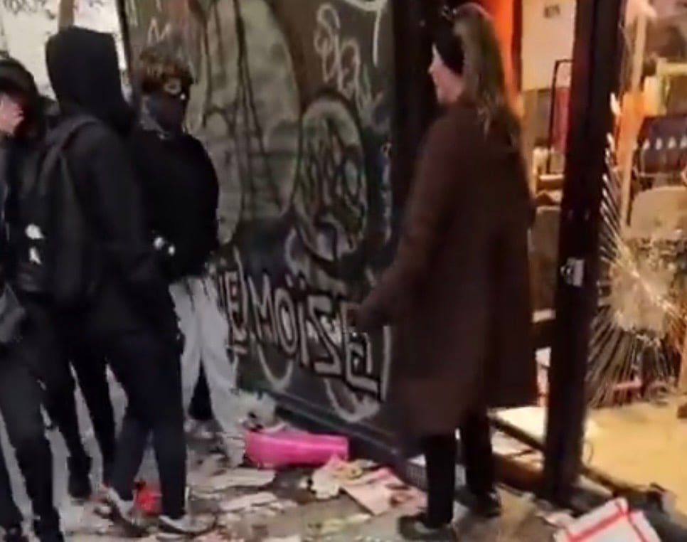 Τραγικές εικόνες στη Γαλλία όπου γυναίκα προσπαθεί να εξηγήσει στους ισλαμοκανίβαλους ότι το πλιάτσικο δεν είναι ο σκοπός των κινητοποιήσεων