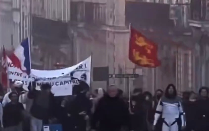 Γάλλοι βγαίνουν στους δρόμους για να αντιμετωπίσουν τους ισλαμονίντζα και να σταματήσουν το πλιάτσικο