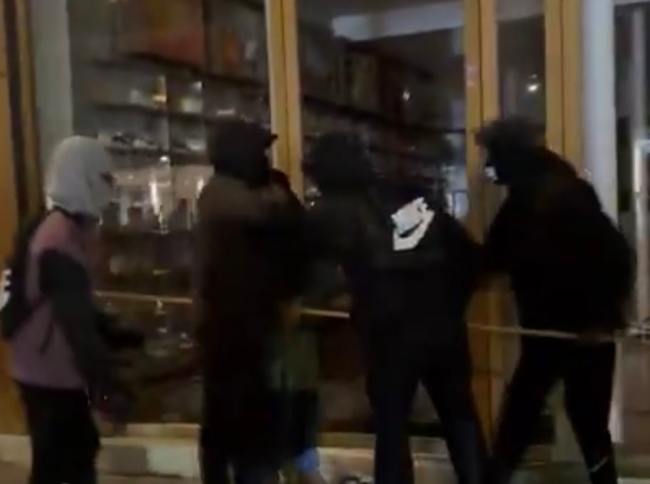 Με λεηλάτησαν και με χτύπησαν: Η μαρτυρία μουσουλμάνας εμπόρου από τη Μασσαλία για τους πλιατσικολόγους της κοινότητάς της