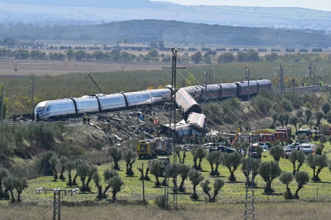 Σύγκρουση συρμών υψηλής ταχύτητας στην Ισπανία – Αναμονή για τα αίτια της αδικαιολόγητης τραγωδίας