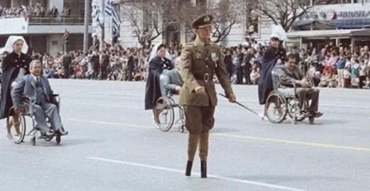 O ανάπηρος πολέμου του αλβανικού έπους Συνταγματάρχης, ο άνθρωπος που αν και χωρίς πόδια, πάντα άνοιγε τις παρελάσεις
