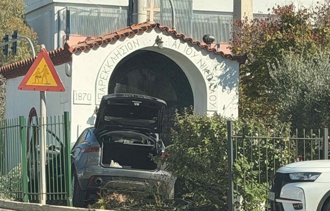 Παρολίγο τραγωδία στη Γλυφάδα: Αυτοκίνητο καρφώθηκε στον Ιερό Ναό Αγίου Νικολάου μέρα μεσημέρι