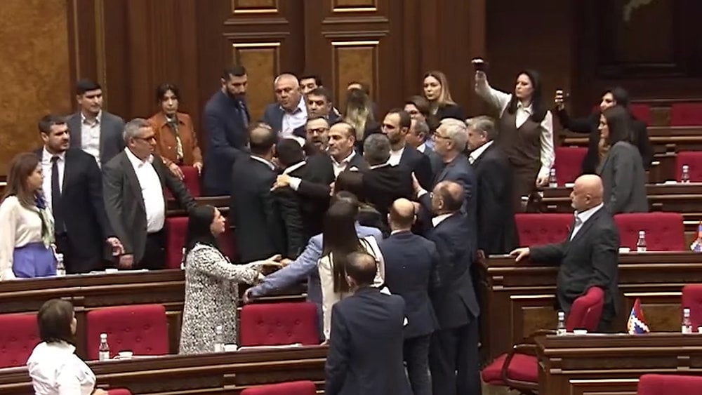 Σκηνές χάους στο κοινοβούλιο της Αρμενίας